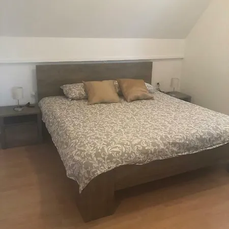 Apartma 7 *